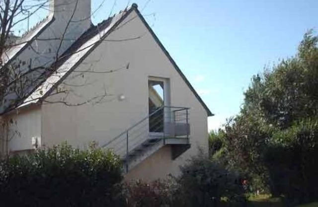 Pretty studio, mature property, all mod cons/sea/private access to beach
