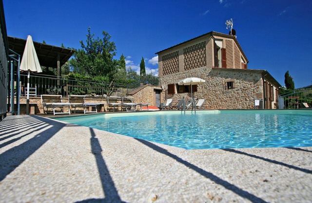 Pretty Tuscan cottage surrounded by private hills
