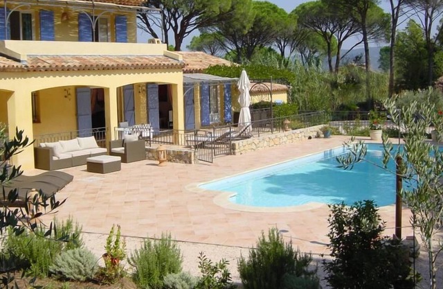 Pretty villa with swimming pool in the middle of the umbrella pines for 6 to 8 people