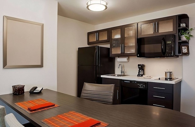 Prime Location! Free Parking, Pets Allowed, Near Strawbridge Lake Park