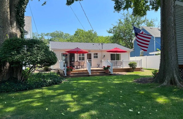 PRIME LOCATION! 3 Bedroom, 1 Bath and free parking wrapped into this Lake Home Retreat!