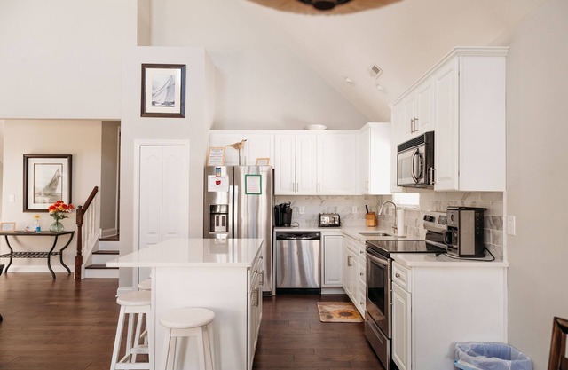 Prime Location! 5 Bed/4 Bath Condo 6 houses from Beach & Boardwalk! 2500 sq/ft