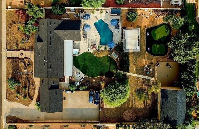 Prime Location! 5000Sq'-Acre Pool/Game Room/Hot Tub/Putting Green/180+ 5★ratings