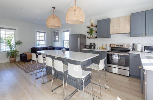 Prime location in town w parking! Walk to beach, shops & harbor-Sleeps 8
