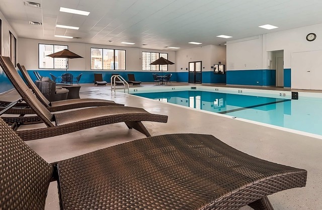 Prime Location! Indoor Pool, Near Millenium Park, Shedd Aquarium, Willis Tower