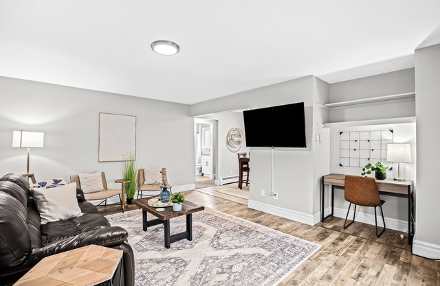 Prime Location! King Bed near Mt. Clemens Downtown