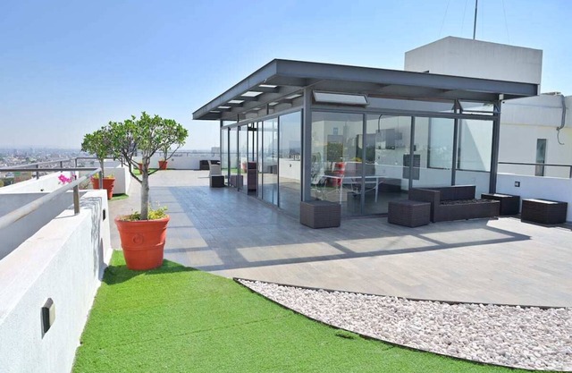Prime Location: Pool, Rooftop, Parking, Speed WiFi