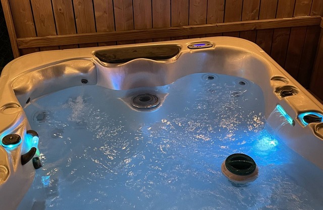 "Prime Location Stylish 1Bedroom with Hot Tub Access, across street from Legion
