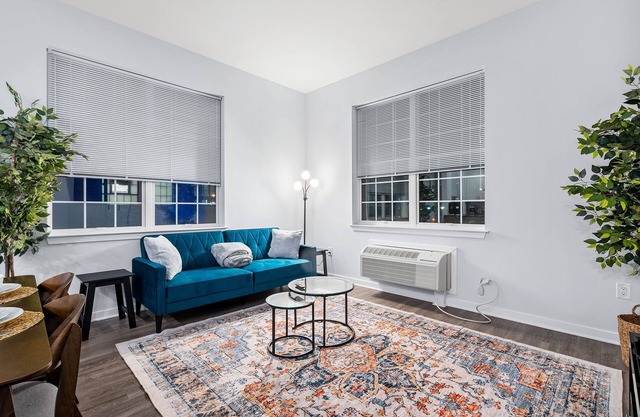 Prime Oasis: 2 Bedroom Gym, Laundry ONLY 20 Minutes to NYC!