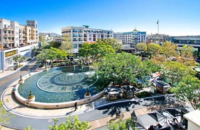 PRIME, spacious Top Corner with spanning campus-fountain view @ the Americana!