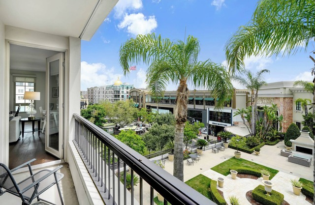 PRIME, top floor corner 2B/2B apartment with fountain views @ the Americana!