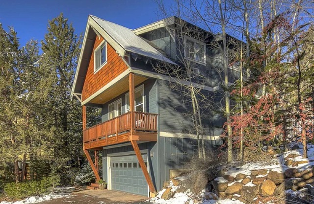 Prime West Bend Location! Upper Balcony with View. A/C. Fireplace. Bikes.