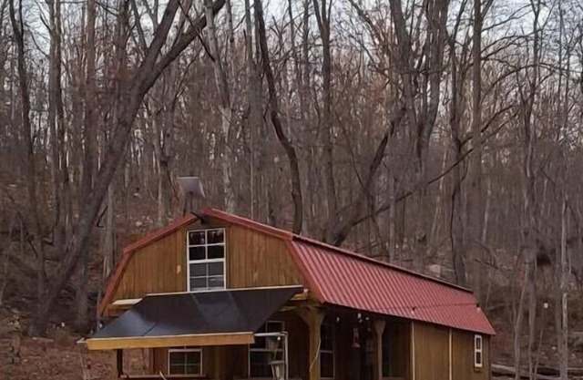 Primitive Cozy off grid tiny home with Starlink
