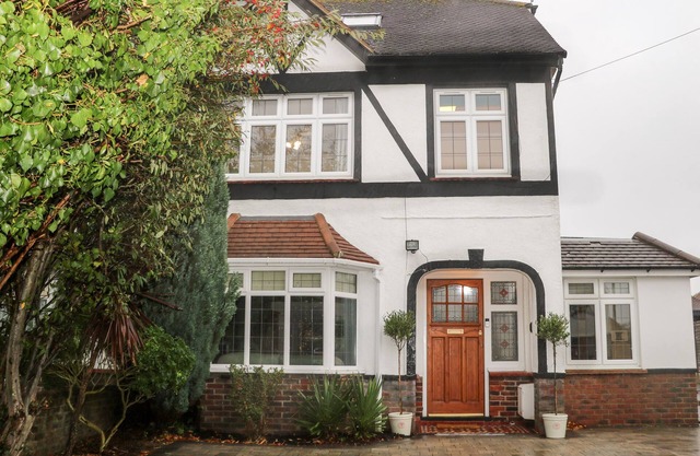 PRIMROSE PLACE, pet friendly, character holiday cottage in Worthing