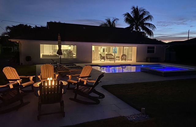 Pristine Lake Home, Heated Pool, Gas Fire Pit, Fenced Yard