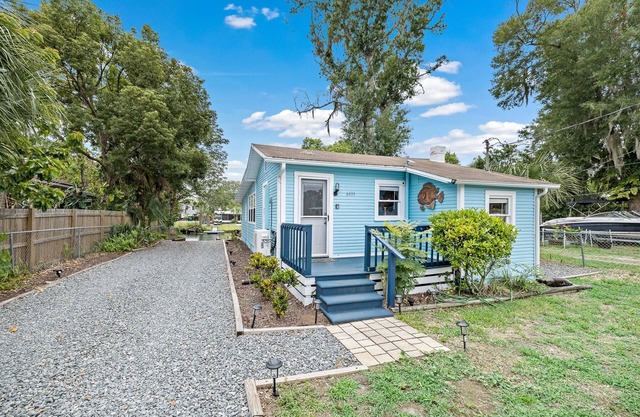 Pristine Waterfront Cottage - Home Away From Home!