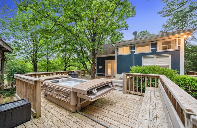 Privacy & Seclusion w/hot tub - on 10 acres, minutes from Trails and Downtown