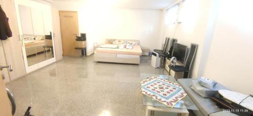 Privat Zimmer inkl eigenem Bad WC TV kostenlosem WiFi auf einer Etage Waschmaschine Trockner gegen Entgelt Nutzbar Bertrandt IBM 4 Minuten Mercedes 8 Minuten Universität Stuttgart 16 Minuten Universität Tübingen 28 Minuten Ein Lidl 140 Meter