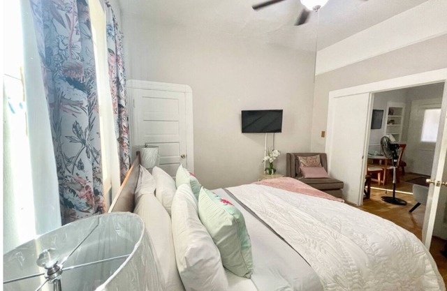 Private 1bedroom 1 bath bungalow close to most desirable location in LA