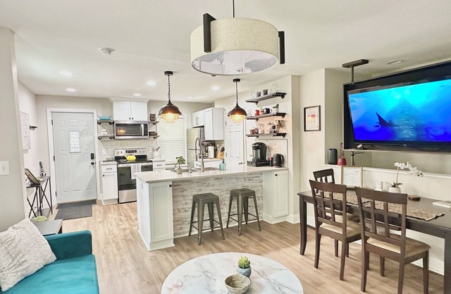 Private 1BR Cottage with City Views