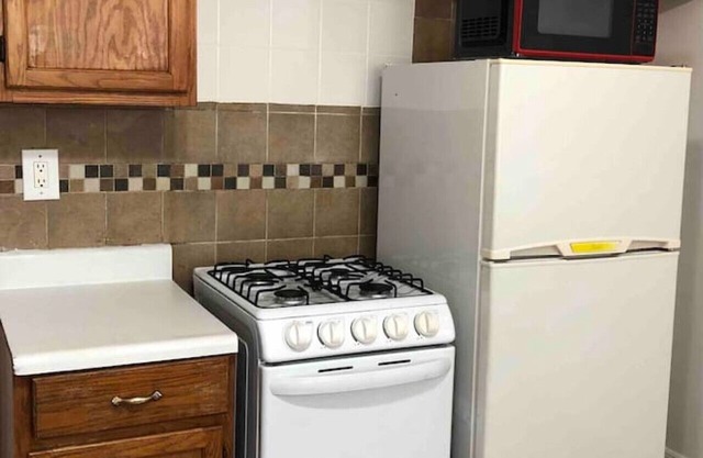 Private 2 bedroom and 1 bathroom house in a quiet area and convenient to NYC bus/train