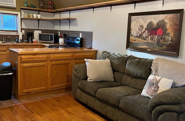 Private 2-bedroom cottage, on 13 wooded acres