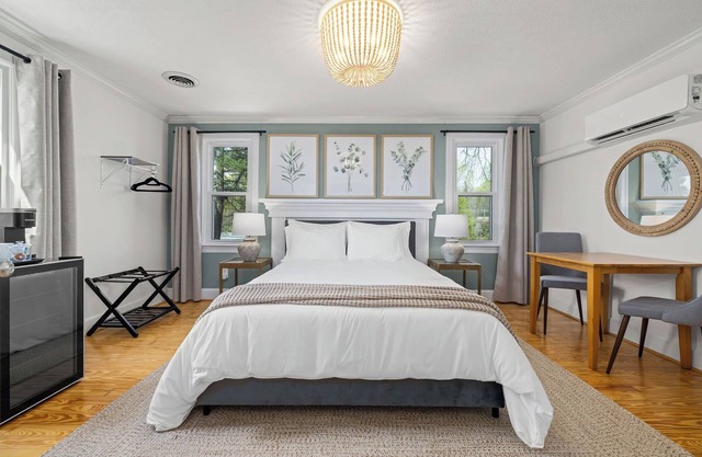 Private 2 Bedroom Suite at Boutique Inn with Hot Tub