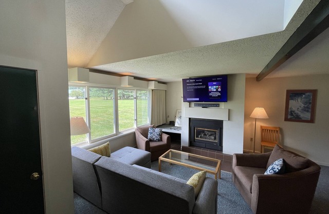 Private 2Bd 2Bath - Sleeps 5/6 Town home In Stowe VT - 15min From The Mountain