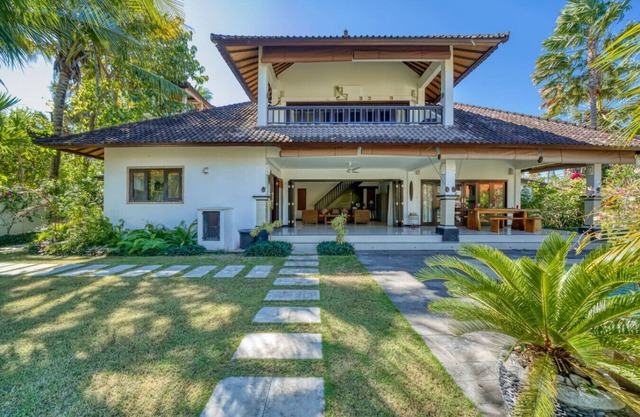 Private 2BR Villa w/Pool & Gym Near Amed Beach