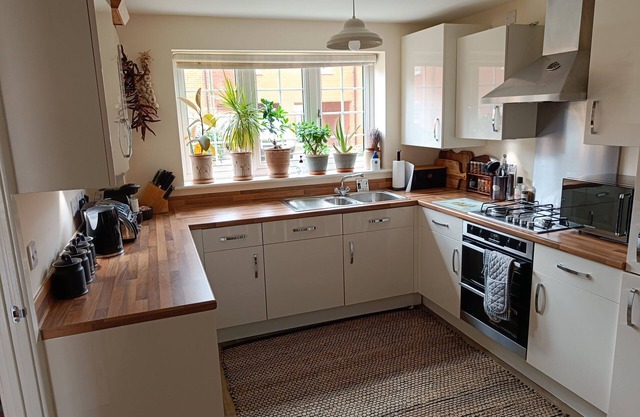 Private 3 bedroom townhouse only 15 min walking from Bicester Village