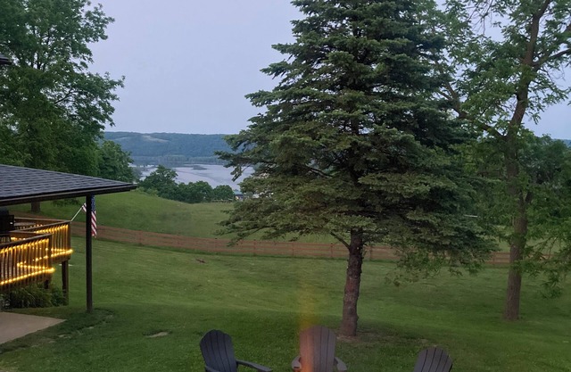 Private 3br-2bth”4beds”house beautiful views of the town and river arcade games!