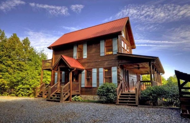 Private 3BR Cabin w/Hot Tub, Fire Pit, Creek & Views – 15 Min from Blue Ridge