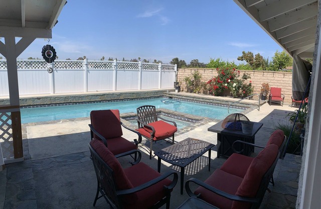 Private 4+ 2.5 near shops & restaurants with a pool & spa!