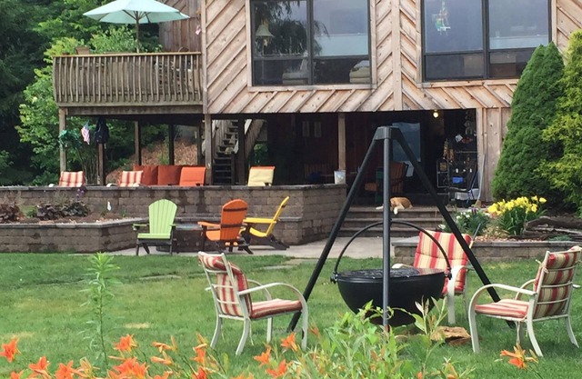 Private 70ft Lakefront Cabin,3br,3ba,Pet Friendly- Kayaks/Paddle boards provided