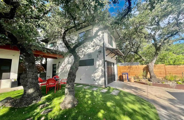 Private Above Garage Suite Close to DT & Airportn