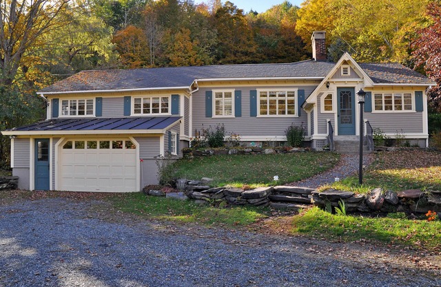 PRIVATE & AFFORDABLE charming custom ranch in S. Woodstock. WIFI and AC.