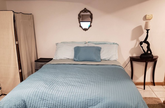 Private Apartment with Backyard, 15 min to Times Square