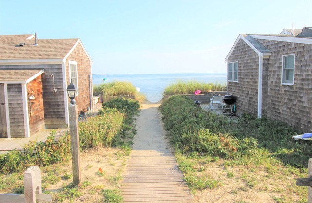 Private Beach. Big Beach house. Kayaks. SUP.