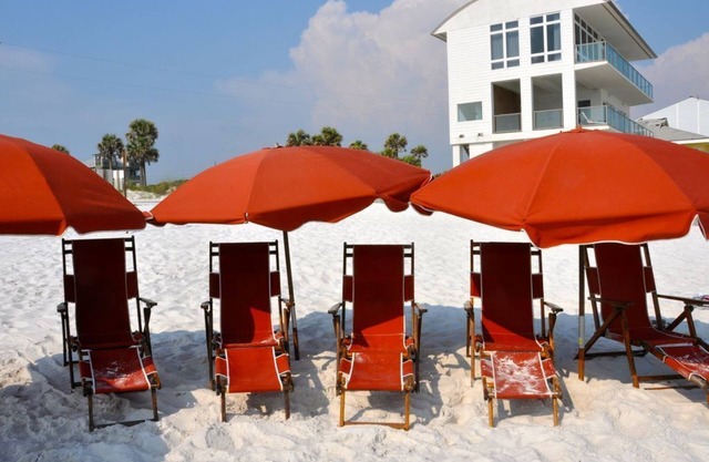 *PRIVATE BEACH* *PRIVATE POOL* *ELEVATOR* *6 BEACH BIKES*
