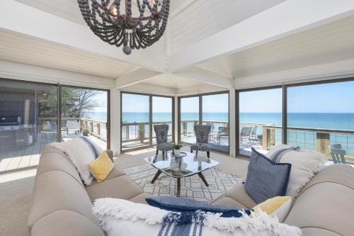 Private beach- sleeps 14 with stunning views!