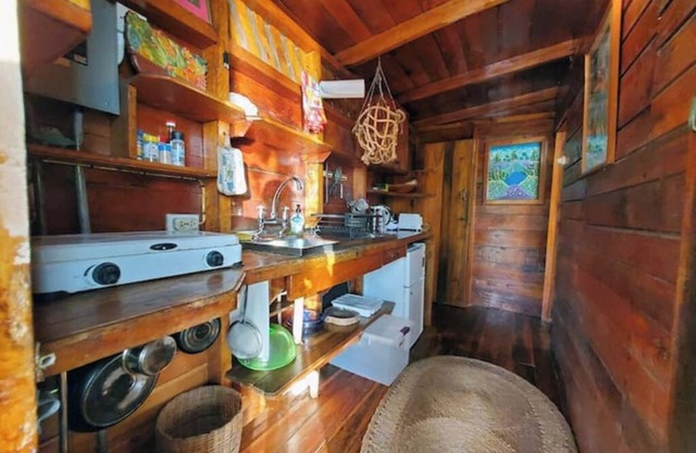 Private beachfront paradise 2cottages & 2 rooms in Bluefield's Bay AC, Wi-Fi