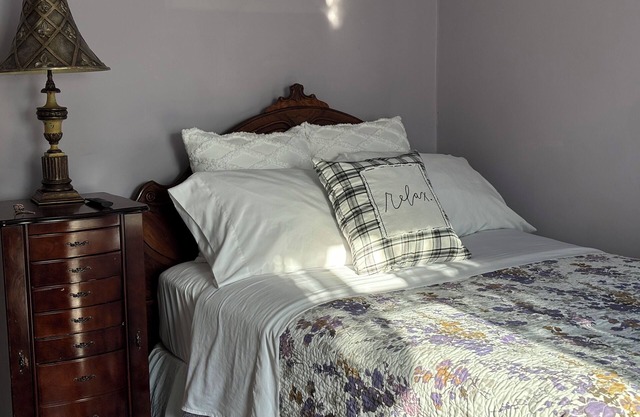 Private Bedroom in a House near train and Buses in a safe neighborhood in Boston