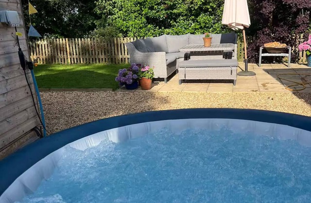 Private Cabin near Bath & Longleat with hot tub for relaxing getaway