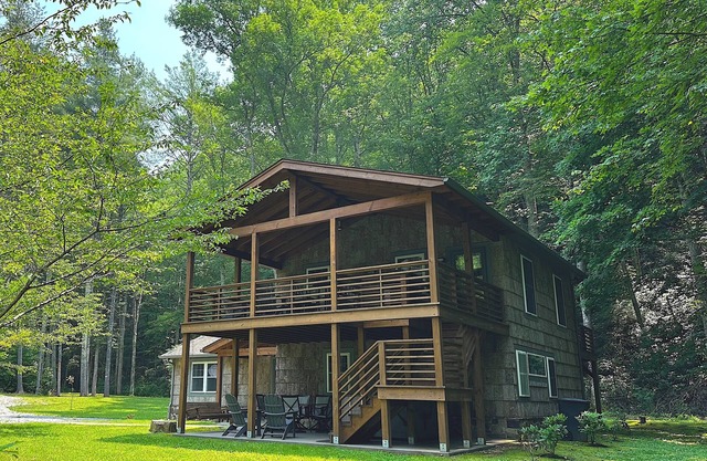 Private cabin on River: Hot tub, Fire table, hiking & fishing in front yard, AT