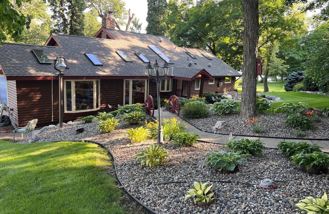 Private cabin with pickleball court and 1000 feet of shoreline on Little Birch.