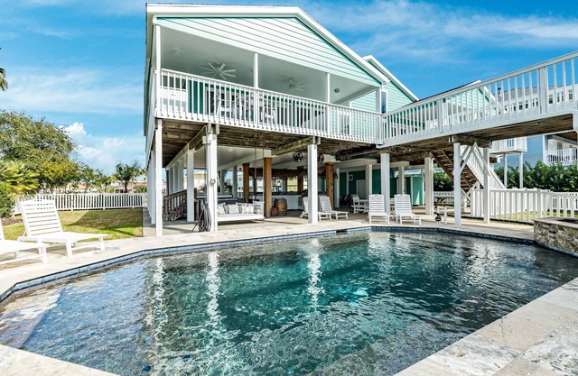 Private Canal Home w/2 Living Areas, Easy Bay Access & POOL