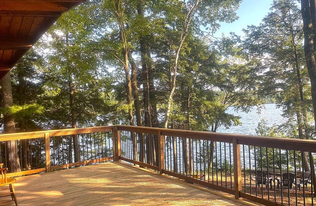 Private cedar island cottage. Amazing big lake views.