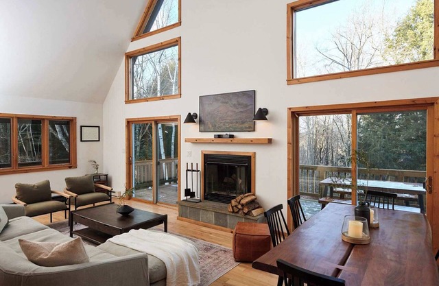 Private Chalet with Fire Pit, Deck and Large Yard