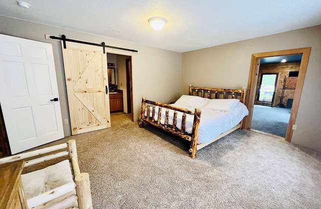 Private Country Paradise with Beautiful Indoor Pool and Spa. PET FRIENDLY