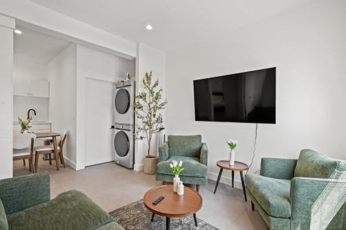 Private Cozy Guest House, King Bed, Parking, Pet Friendly near Penmar Golf Course!